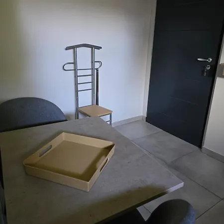 In A Townhouse آنسي